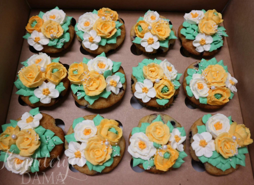 Kreminės gėlės geltonam gimtadieniui