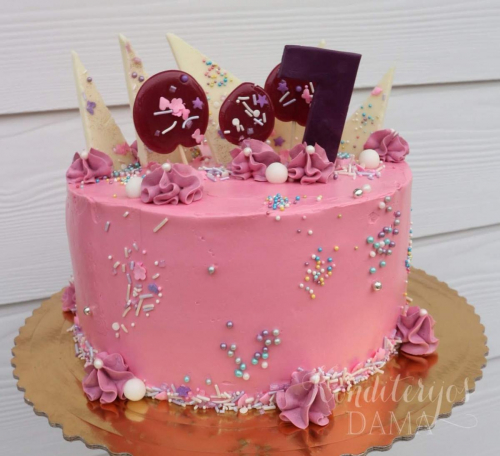 Tortukas su įvairiomis dekoracijomis