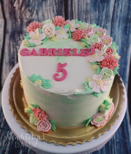 Su gėlėmis mergaitei