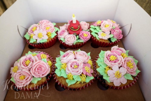 Keksiukai su kreminėmis gėlėmis gimtadieniui