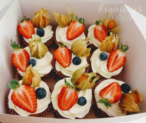 Keksiukai dekoruoti uogomis