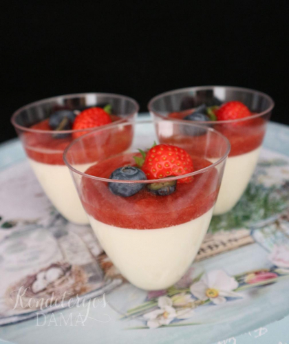 Panna cotta su braškėmis