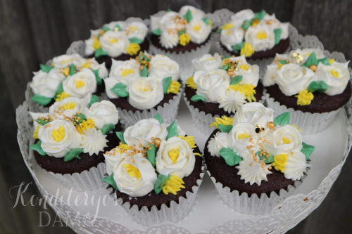 Su kreminėmis gėlėmis