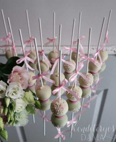 Pyragaičiai ant pagaliuko rožinėms vestuvėms