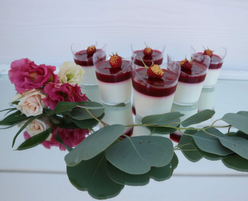 Panna cotta su avietėmis